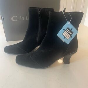 NEW! La Canadienne Black Suede short Boots